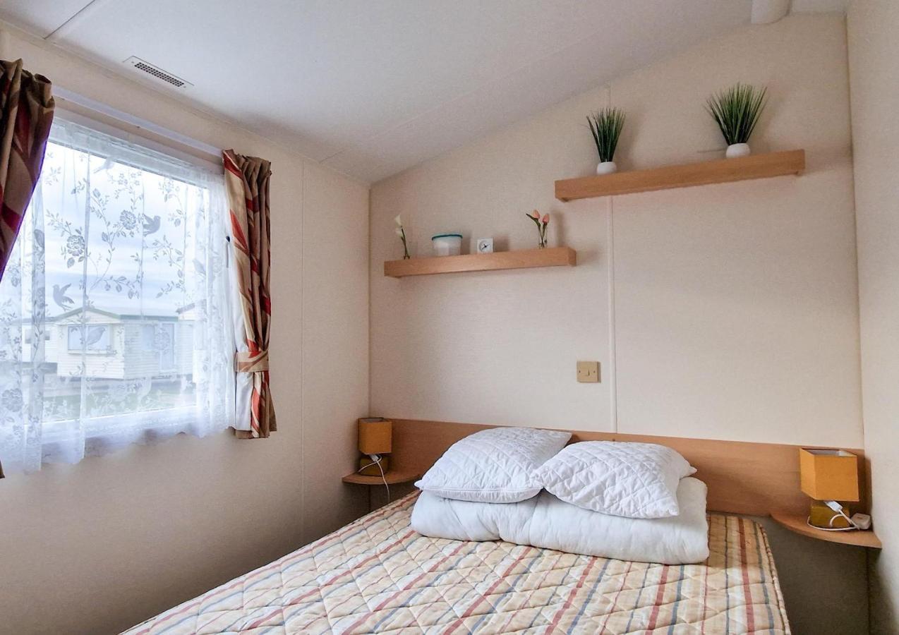 Great 8 Berth Caravan For Hire At St Osyth Beach In Essex Ref 28123Gc Clacton-on-Sea Luaran gambar